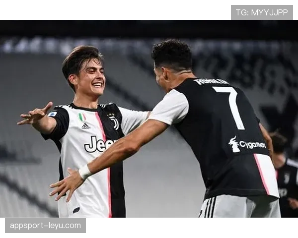 迪巴拉拎着塑料袋去菜市场，赛场王者瞬间变成隔壁大叔，笑抽