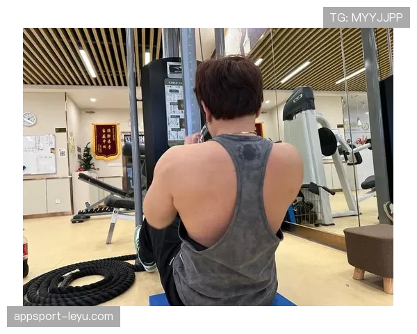 杨力维训练完直接啃鸡腿？这自律和放纵的切换也太真实了